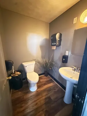 a view of a livingroom with furniture and table