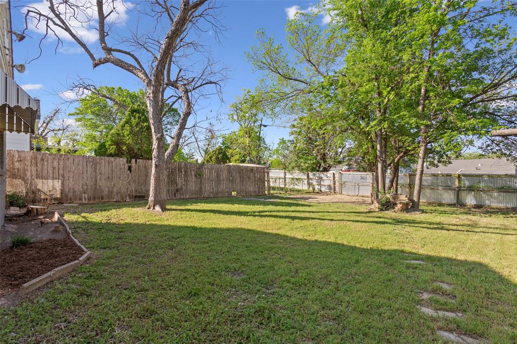 1624 North 17th Street Waco, TX 76707 - Photo 29 of 34 a swimming pool with wooden fence