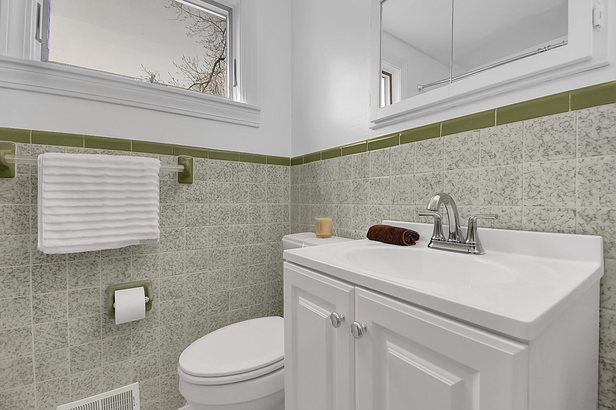 1039 Afton Road Columbus, OH 43221 - Photo 20 of 24 Second floor full bath