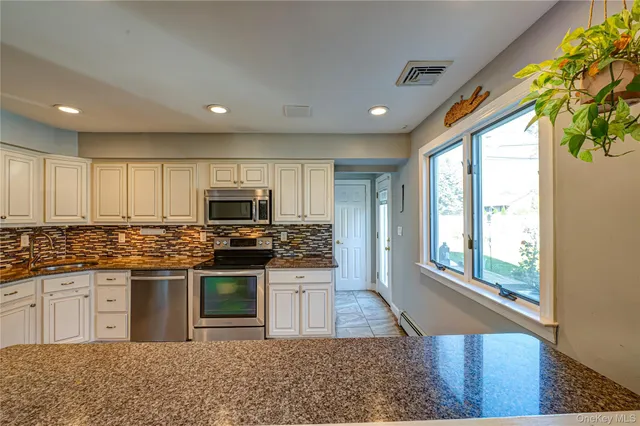 $749,900 | 1 Freedom Court, Babylon, NY 11702