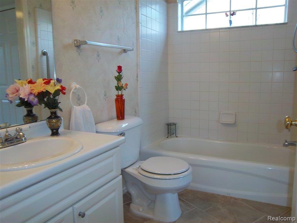 18152 Middlebelt Road, Unit 3 Livonia, MI 48152 - Photo 8 of 9 MIDDLEBELT 013.jpg