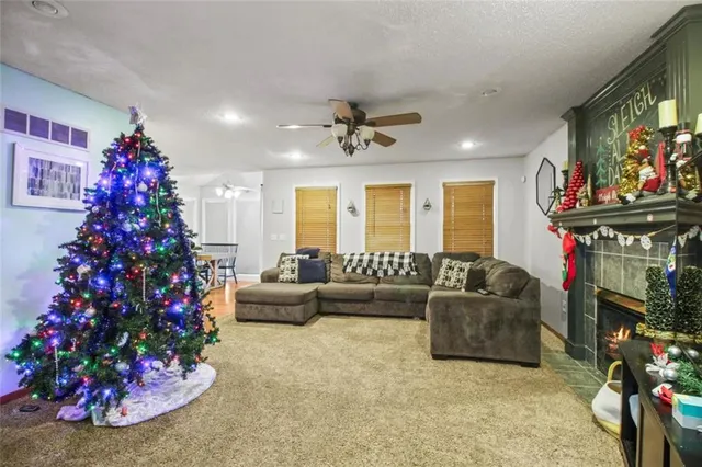 $375,000 | 904 Paw Paw Lane, Liberty, MO 64068