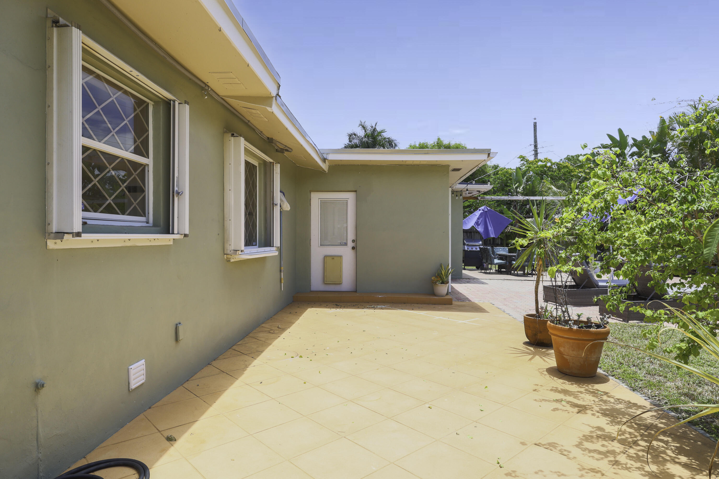 342 Southwest 14th Street Pompano Beach, FL 33060 - Photo 39 of 39 a view of a backyard with plants and entertaining space