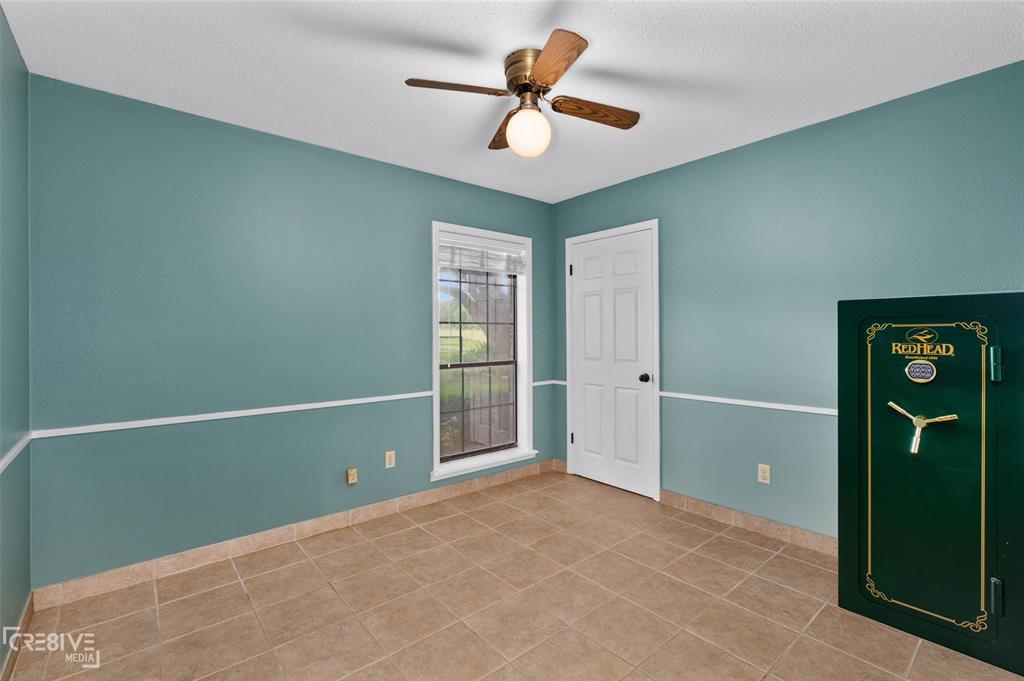 6095 Keithville-Springridge Road Keithville, LA 71047 - Photo 15 of 38 a view of a livingroom with a ceiling fan and window