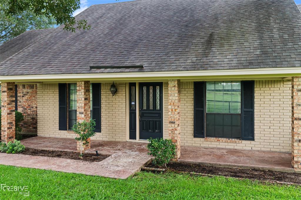 6095 Keithville-Springridge Road Keithville, LA 71047 - Photo 2 of 38 a front view of a house with garden