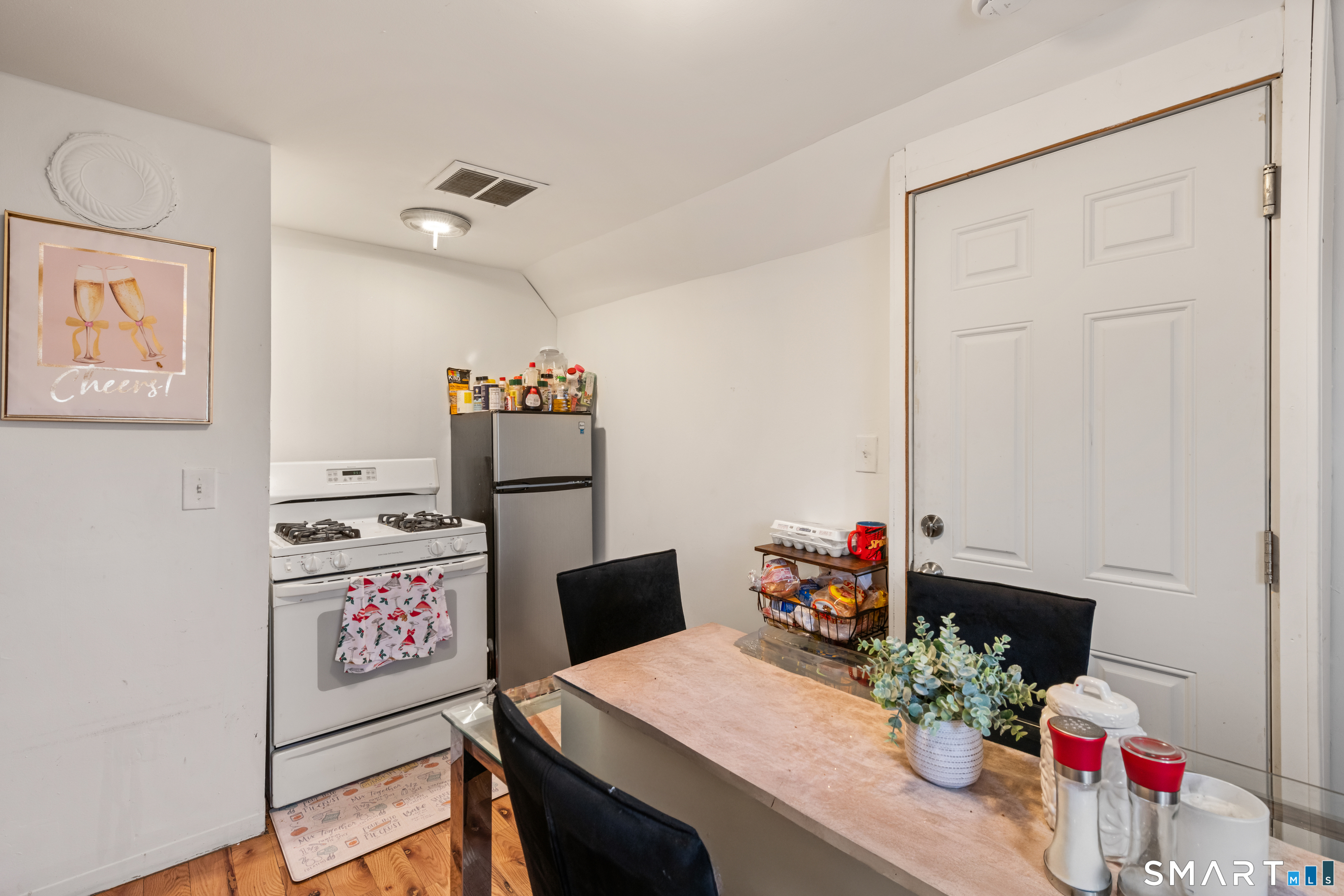 386 Huntington Road Bridgeport, CT 06608 - Photo 25 of 33 a table and chairs in a kitchen