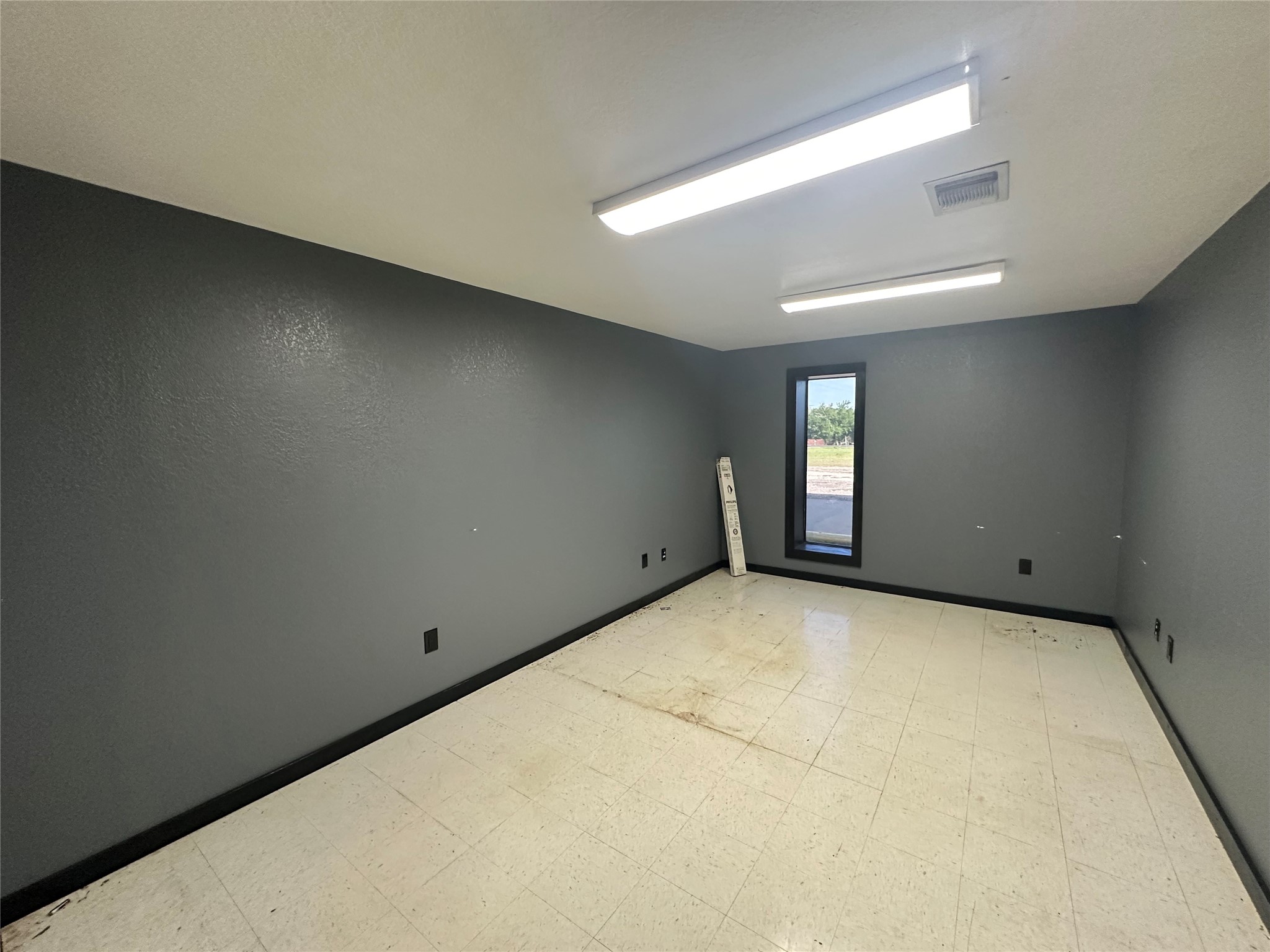 2013 Highway 79 Buffalo, TX 75831 - Photo 14 of 24 a view of an empty room and window