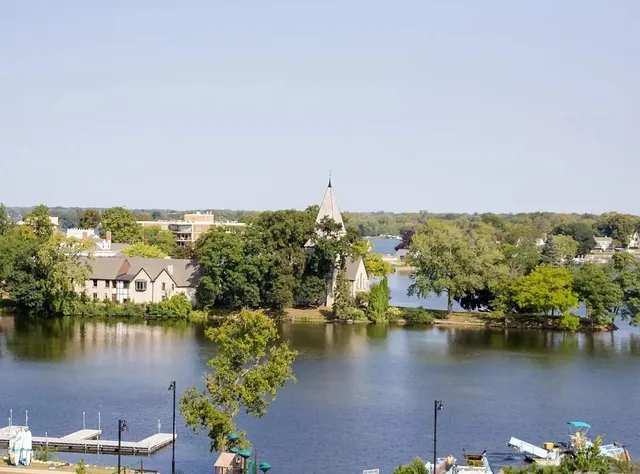 $4,250 | 215 East Pleasant Street, Unit 507, Oconomowoc, WI 53066