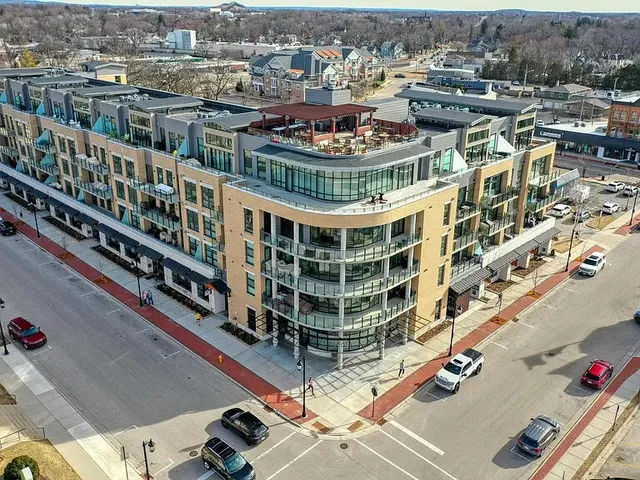 $4,250 | 215 East Pleasant Street, Unit 507, Oconomowoc, WI 53066