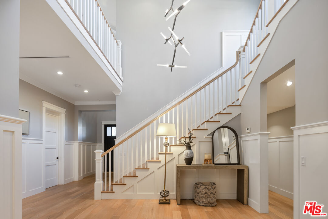 6336 Lindenhurst Avenue Los Angeles, CA 90048 - Photo 17 of 26 a view of entryway and hall with wooden floor