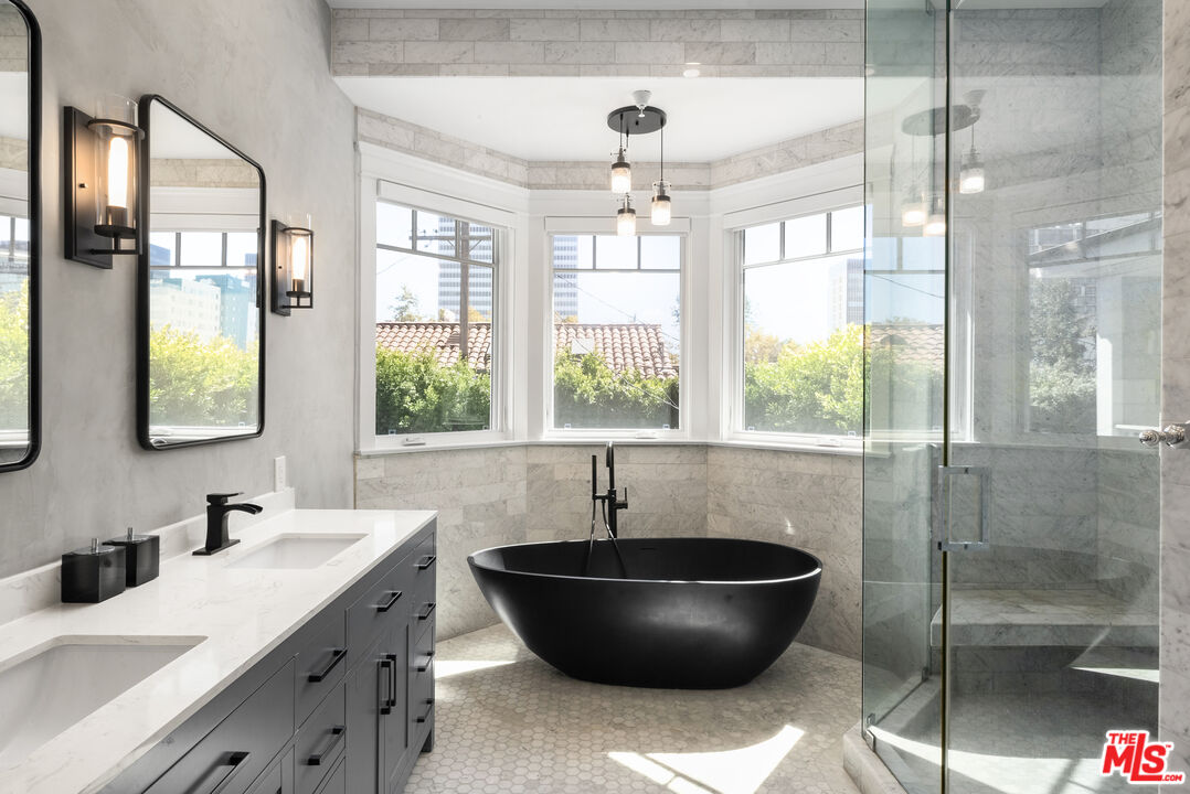 6336 Lindenhurst Avenue Los Angeles, CA 90048 - Photo 19 of 26 a living room with a large window and chandelier