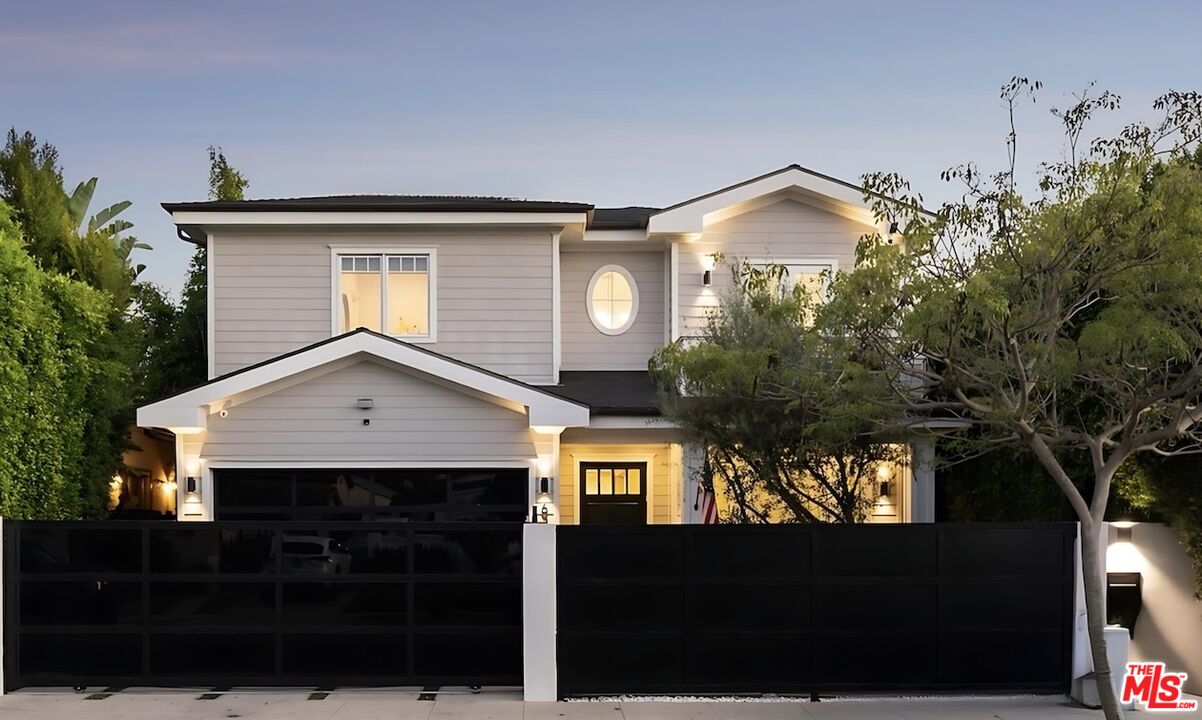 6336 Lindenhurst Avenue Los Angeles, CA 90048 - Photo 26 of 26 a front view of a house with yard
