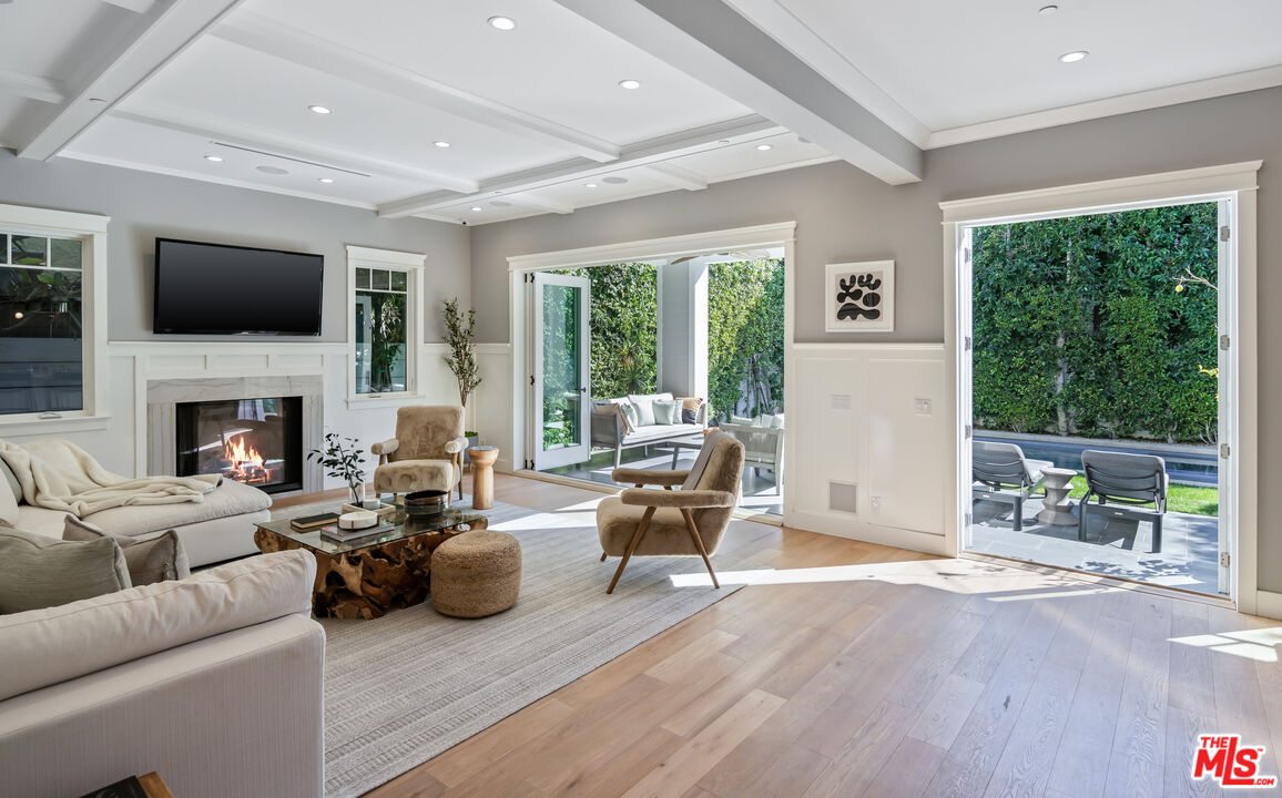 6336 Lindenhurst Avenue Los Angeles, CA 90048 - Photo 10 of 26 a living room with furniture fireplace and a large window