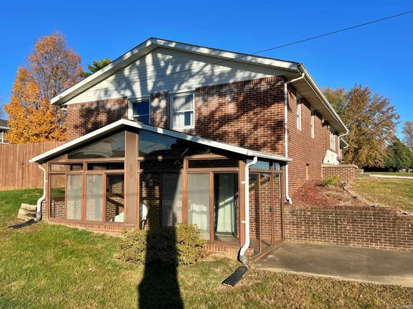 $282,500 | 1504 East National Highway, Washington, IN 47501