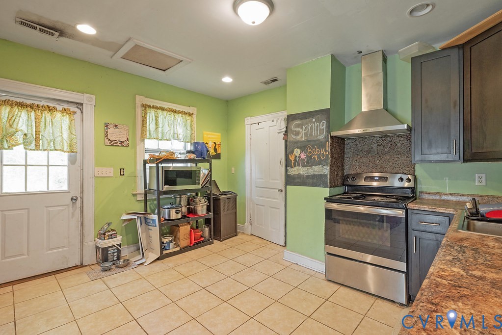 17033 North Telegraph Road Doswell, VA 23047 - Photo 6 of 12 a kitchen with refrigerator and window