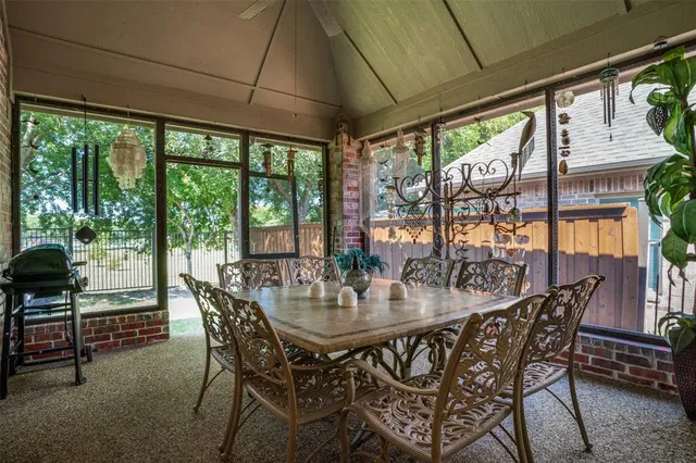 a view of a backyard