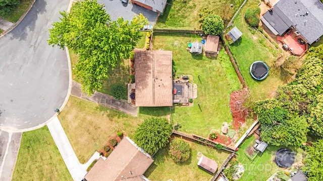 a view of a back yard of the house