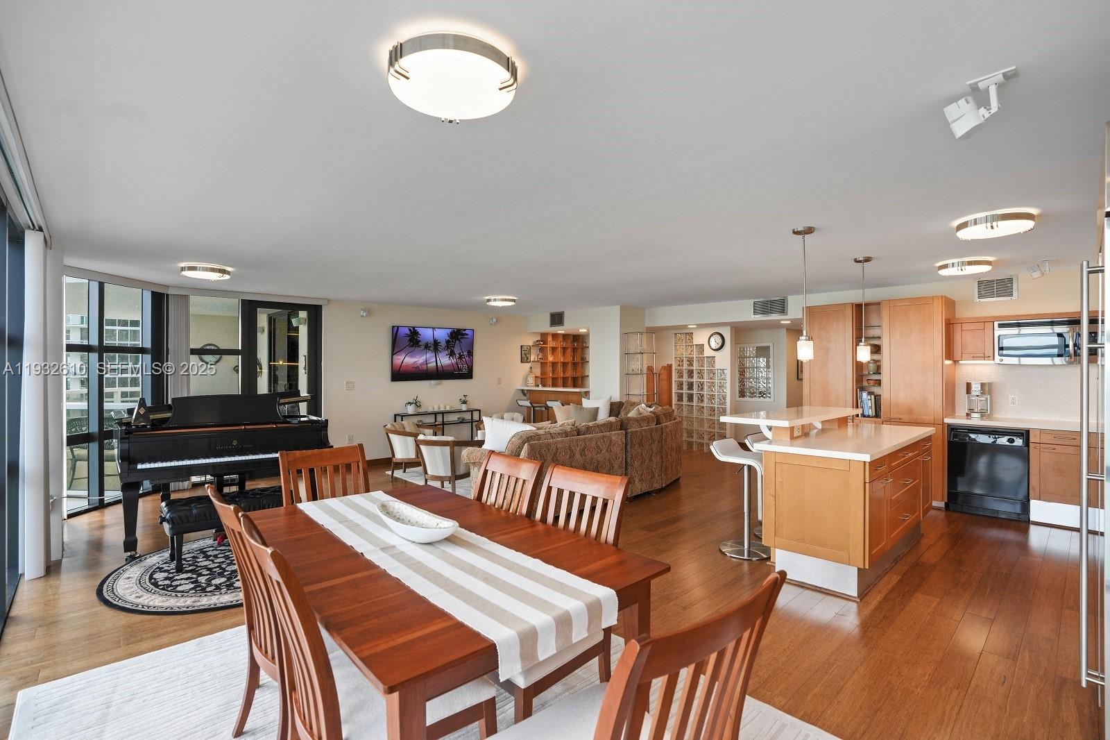 6423 Collins Avenue, Unit 1005 Miami Beach, FL 33141 - Photo 4 of 28