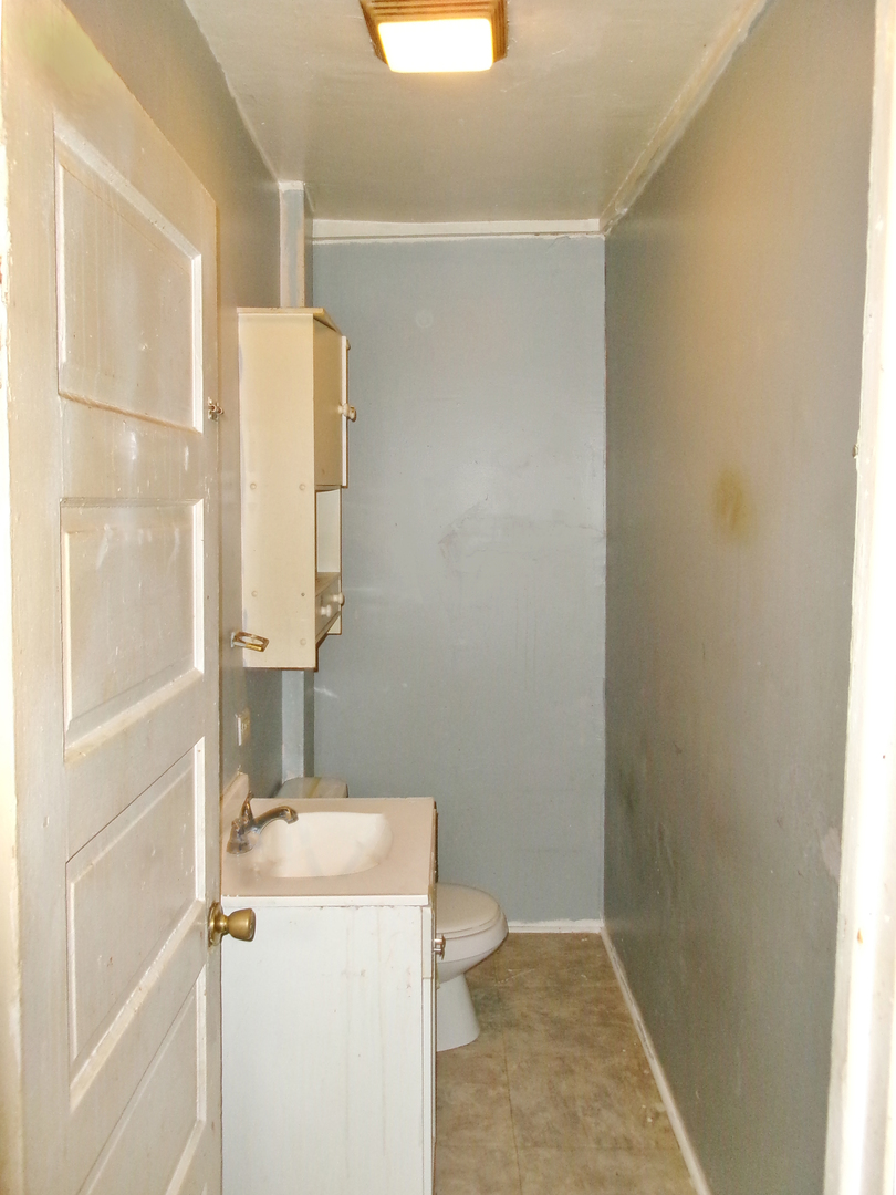 2011 Grey Avenue Evanston, IL 60201 - Photo 13 of 20 a bathroom with a sink a toilet and shower