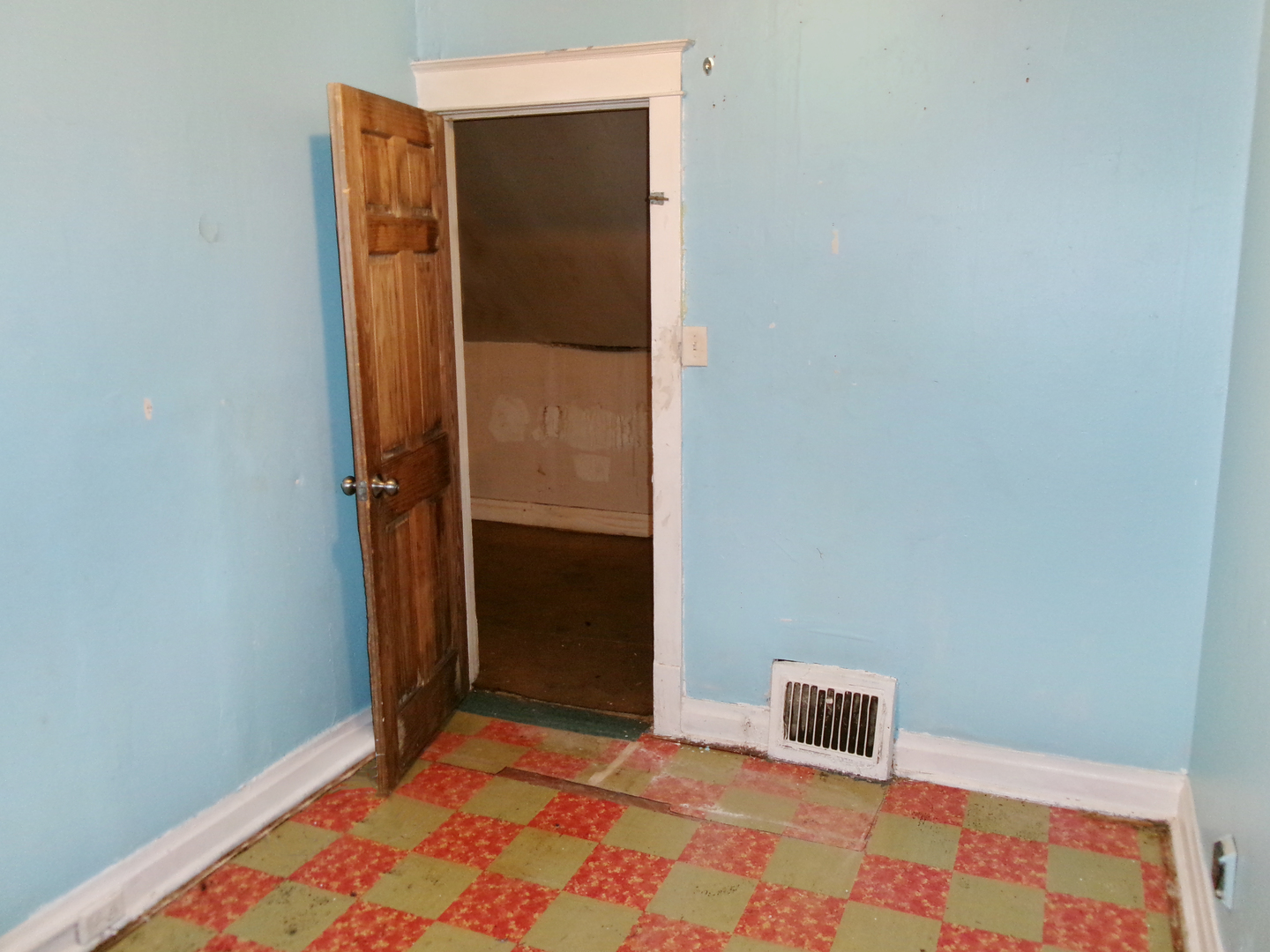 2011 Grey Avenue Evanston, IL 60201 - Photo 15 of 20 a bedroom with a bed and a mirror