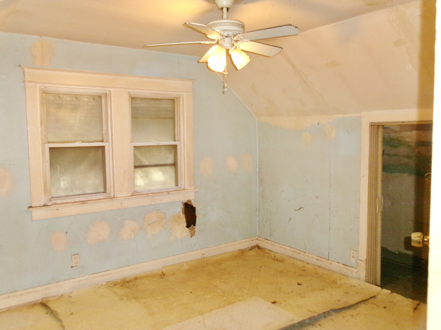 2011 Grey Avenue Evanston, IL 60201 - Photo 16 of 20 an empty room with a window
