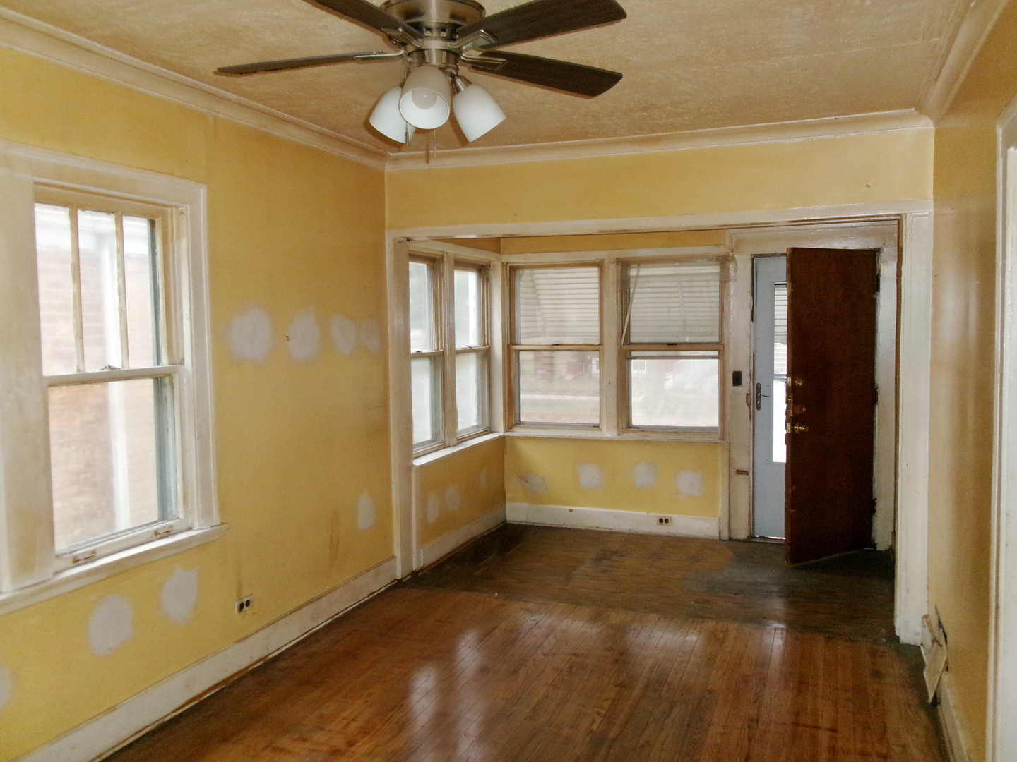 2011 Grey Avenue Evanston, IL 60201 - Photo 3 of 20 a view of an empty room with a window