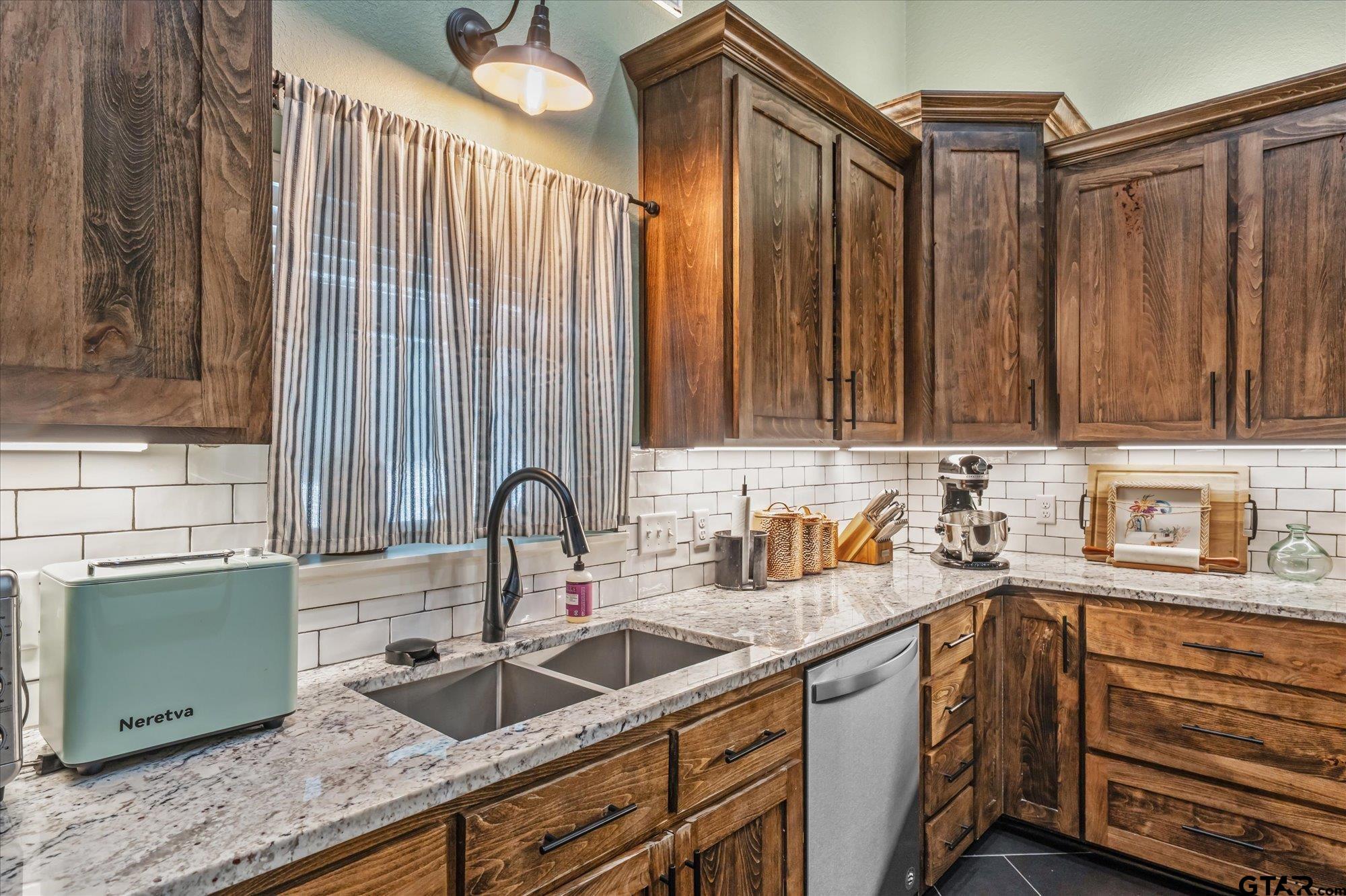 1000 West Main Street Chandler, TX 75758 - Photo 3 of 33