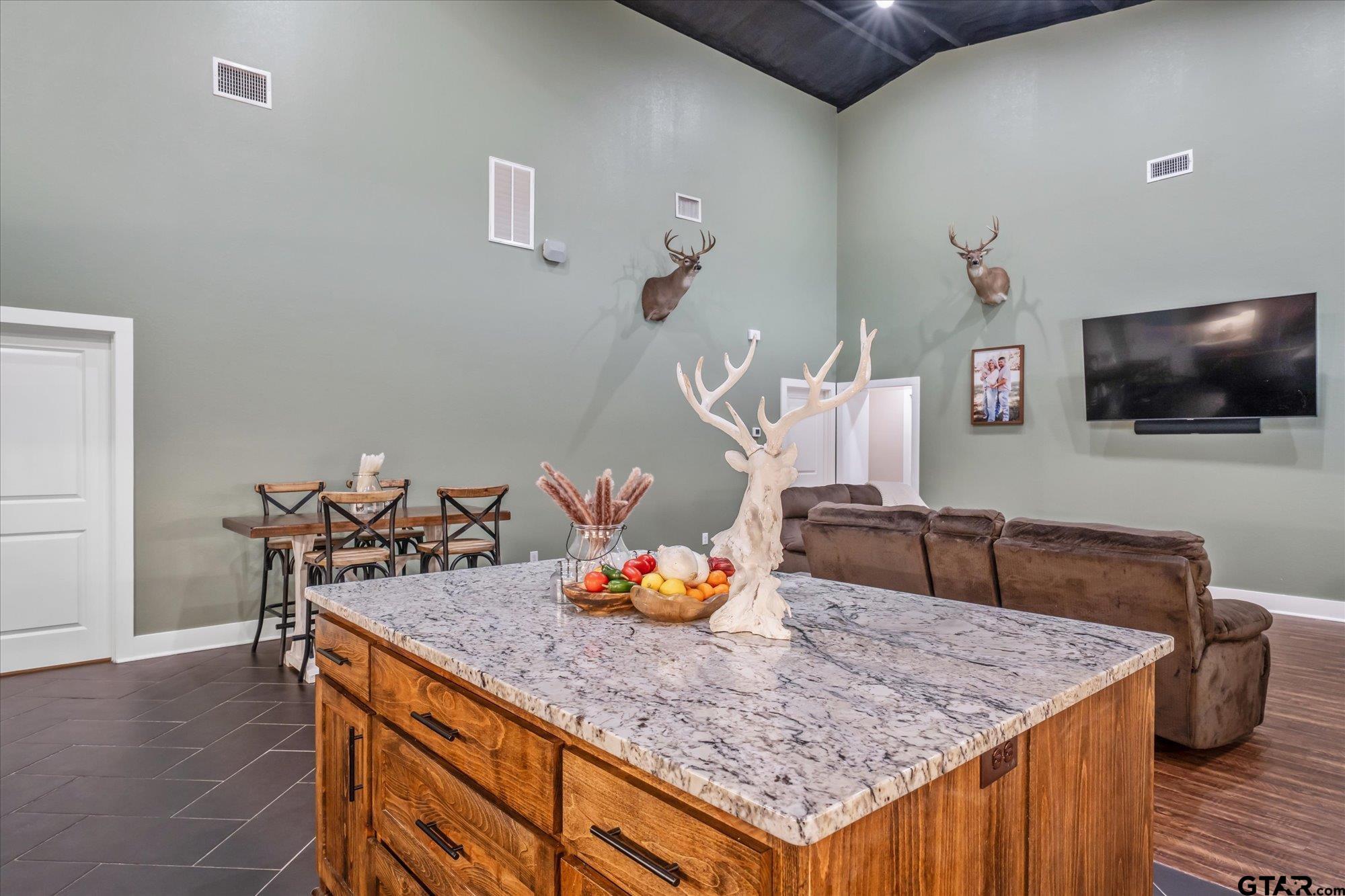 1000 West Main Street Chandler, TX 75758 - Photo 5 of 33