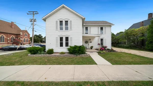a view of house with garden