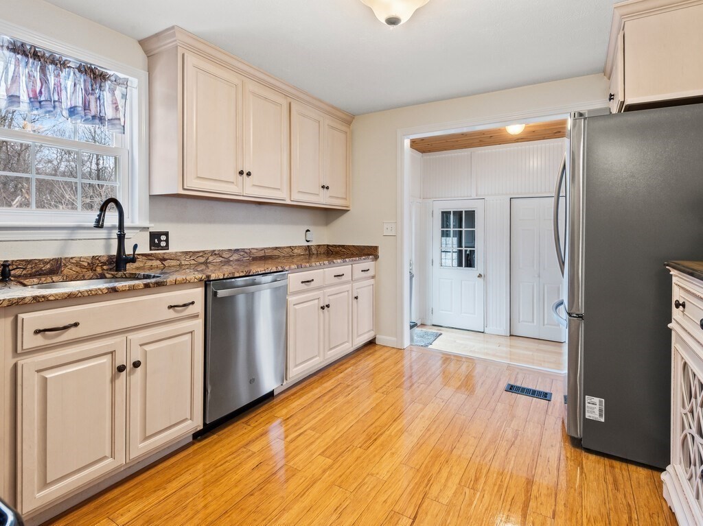 5 Shearson Drive Shrewsbury, MA 01545 - Photo 11 of 41