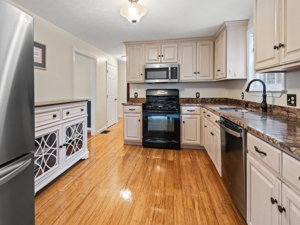 5 Shearson Drive Shrewsbury, MA 01545 - Photo 6 of 41