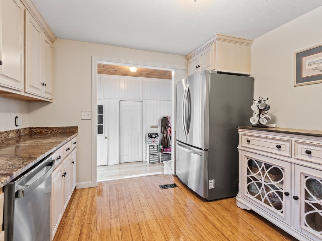 5 Shearson Drive Shrewsbury, MA 01545 - Photo 9 of 41