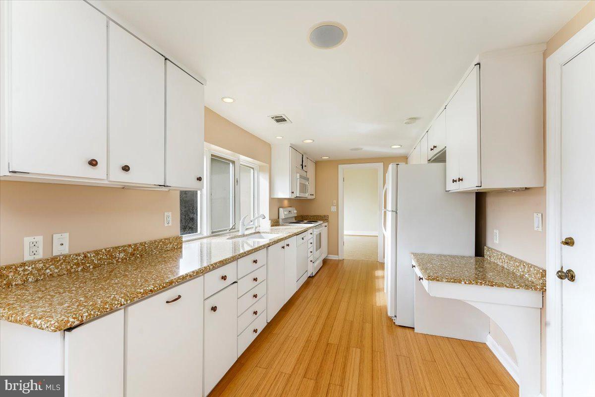 6 Ringfield Road, Unit B3 Chadds Ford, PA 19317 - Photo 21 of 50 Lots of Kitchen Counter Workspace