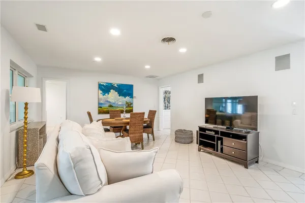 $2,000 | 456 19th Place, Vero Beach, FL 32960