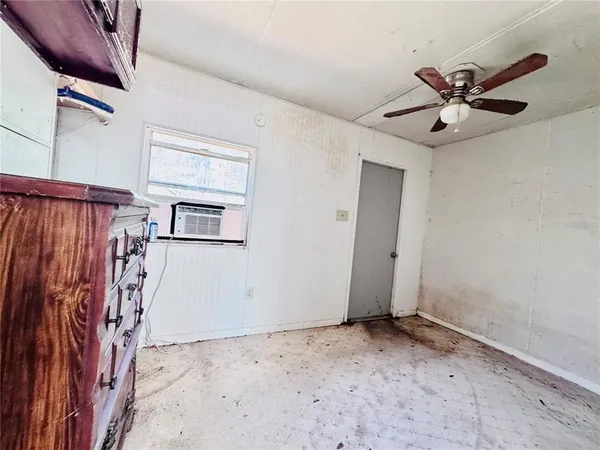 a view of a livingroom with hardwood floor and ceiling fan