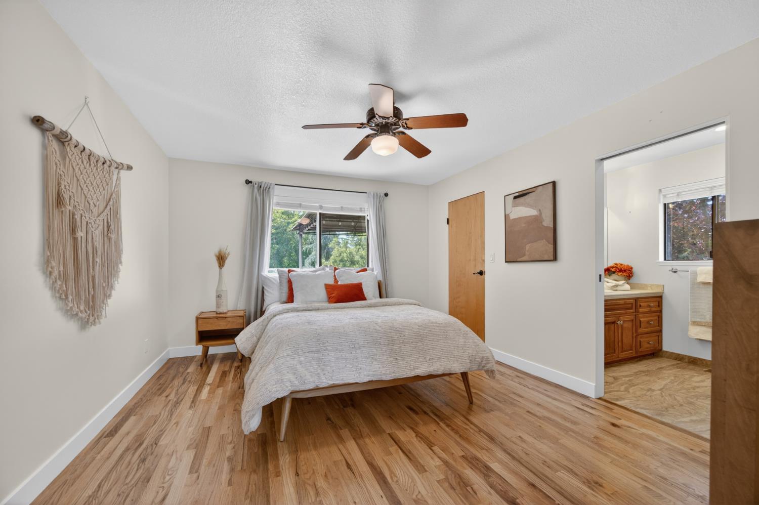 5560 Ralston Way Placerville, CA 95667 - Photo 26 of 78 Junior Suite with Walk-In Closet and Bathroom