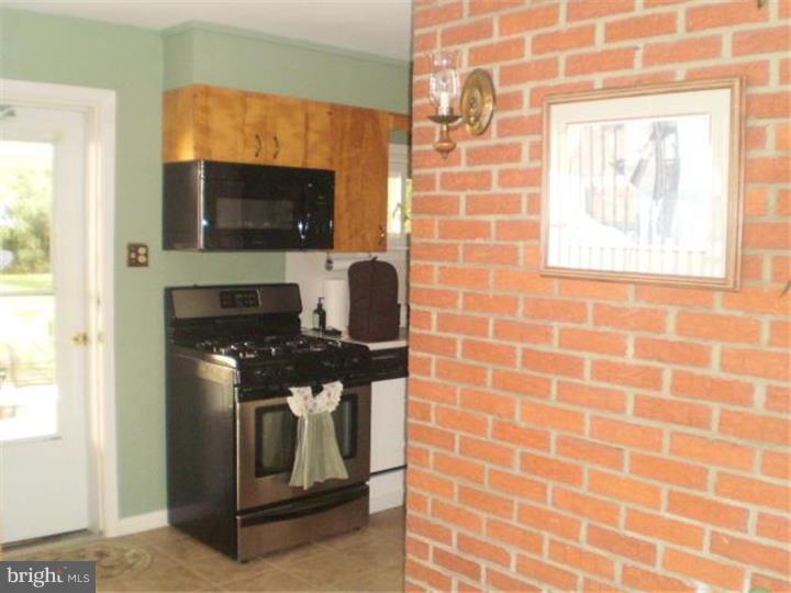 332 Ernst Road Reading, PA 19601 - Photo 3 of 9
