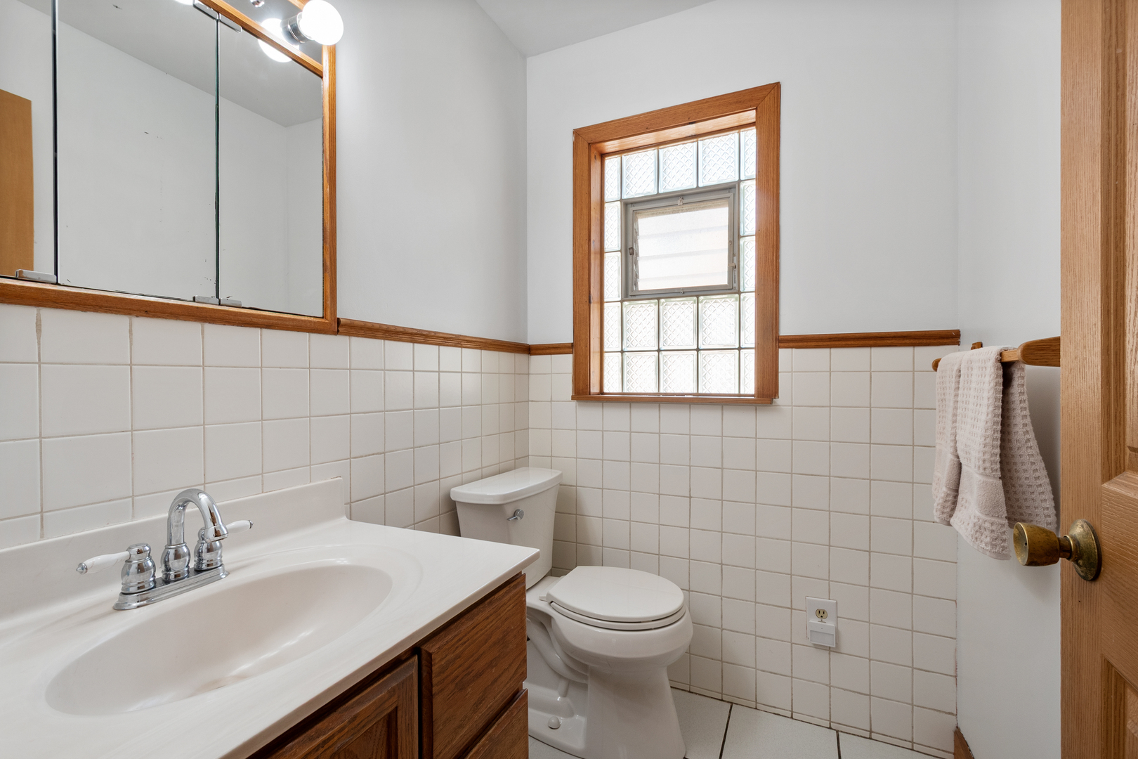 103 North Home Avenue Park Ridge, IL 60068 - Photo 15 of 28 a bathroom with a sink a toilet and mirror