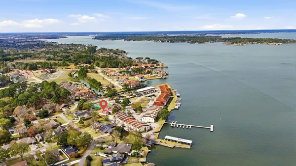 $2,100 | 43 Regency Point, Montgomery, TX 77356