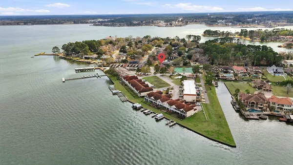 $2,100 | 43 Regency Point, Montgomery, TX 77356