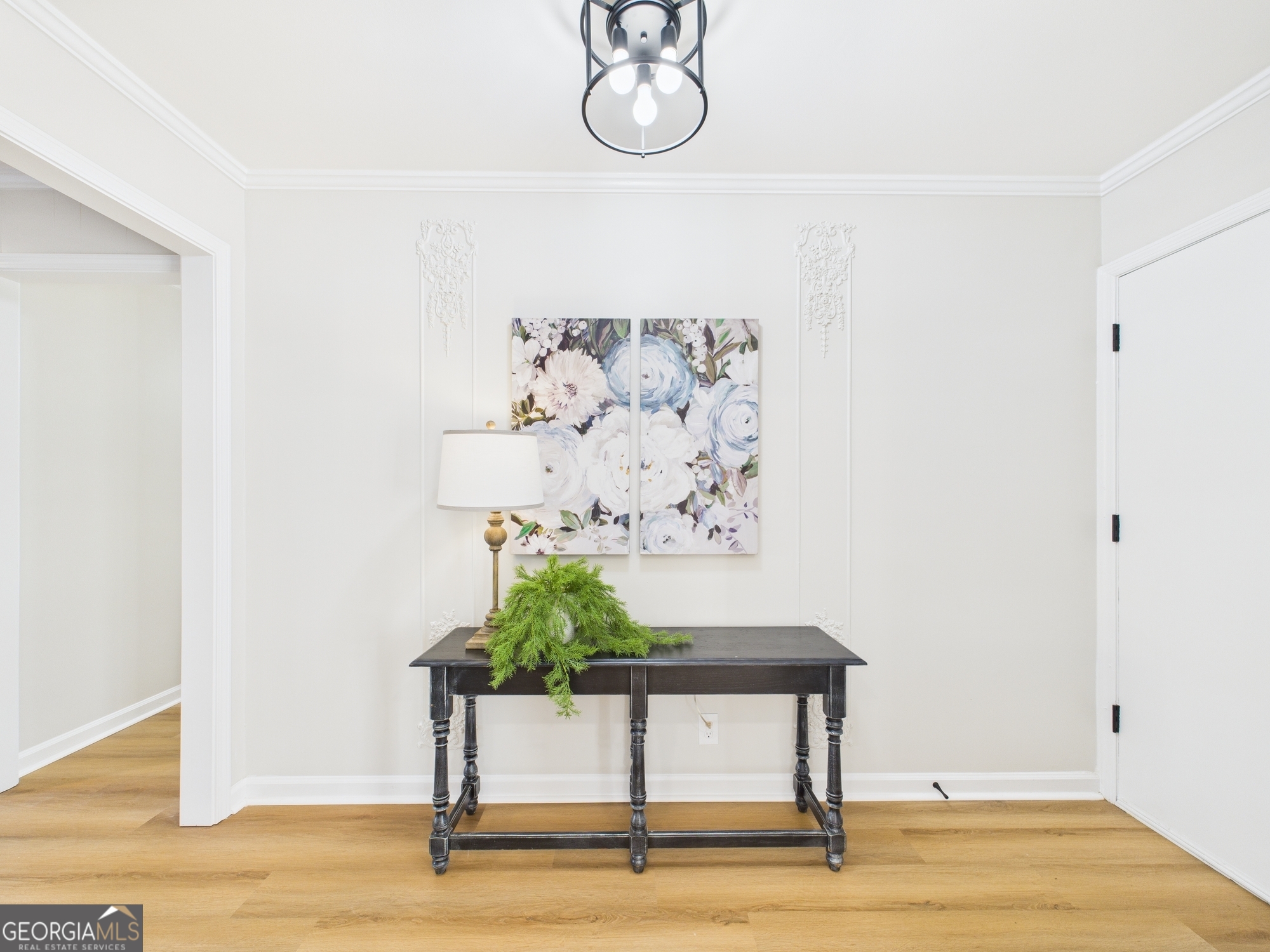 511 Pierce Avenue Macon, GA 31204 - Photo 5 of 57 a table with a vase and flowers on it