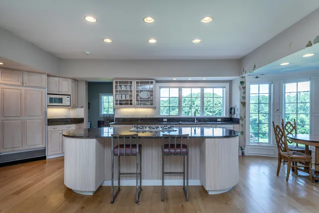 $2,595,000 | 370 Northrup Street, Bridgewater, CT 06752