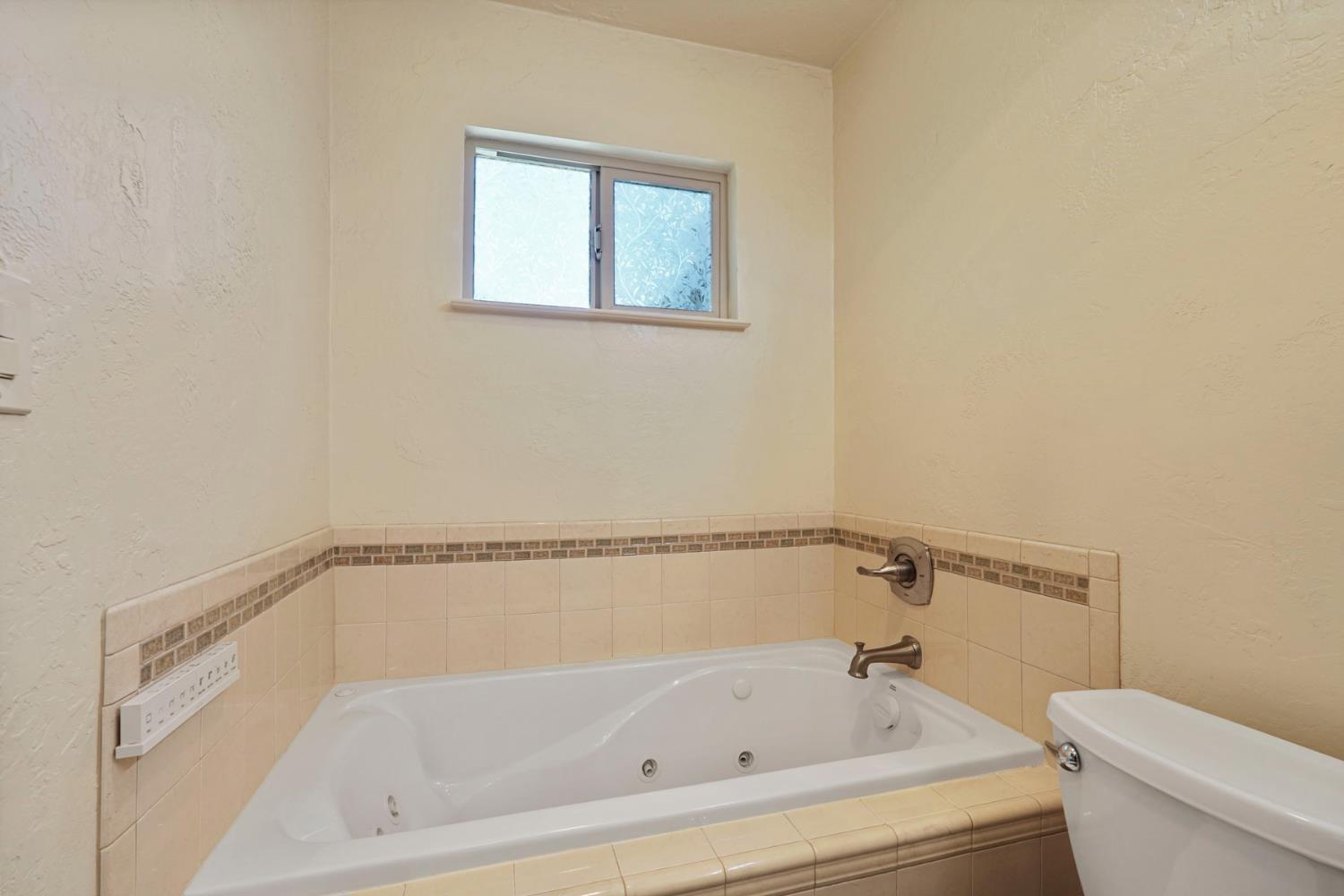 4831 Hibiscus Road Stockton, CA 95212 - Photo 19 of 38 Main bath Jetted Tub