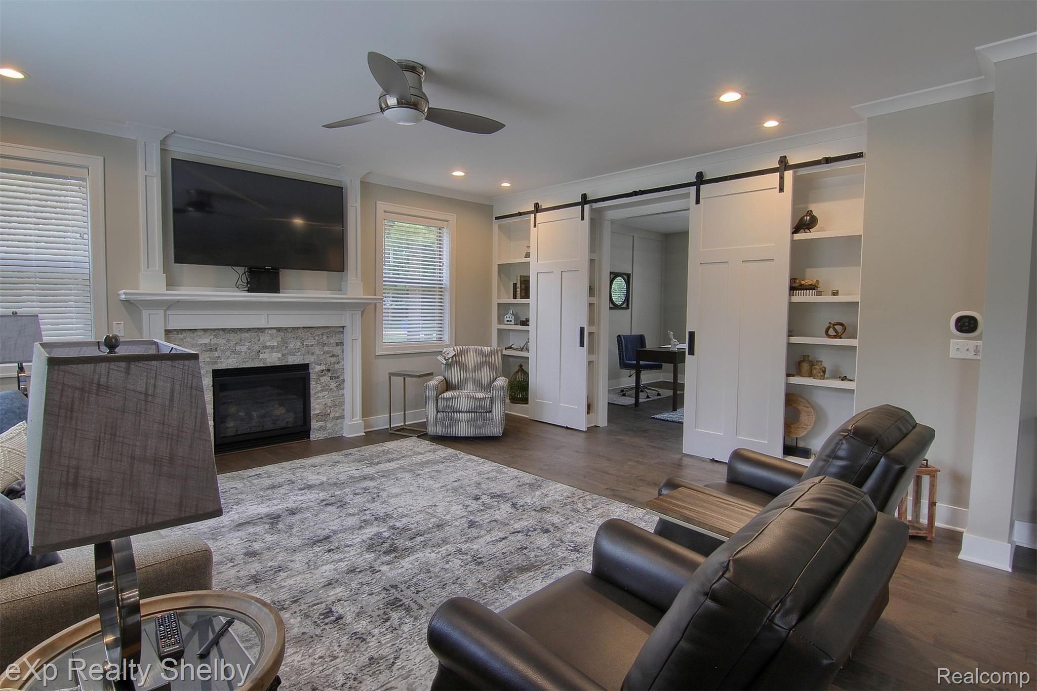 11223 Chicago Road Warren, MI 48093 - Photo 14 of 37 9-Great Room 2nd View.jpg