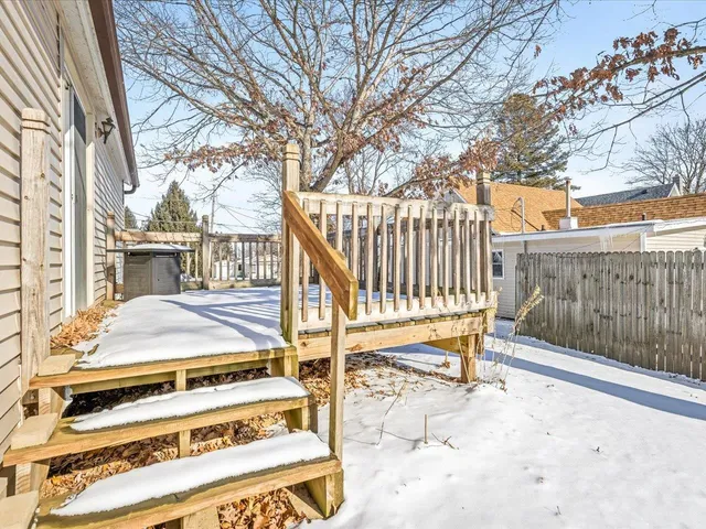a view of entryway with wooden fence