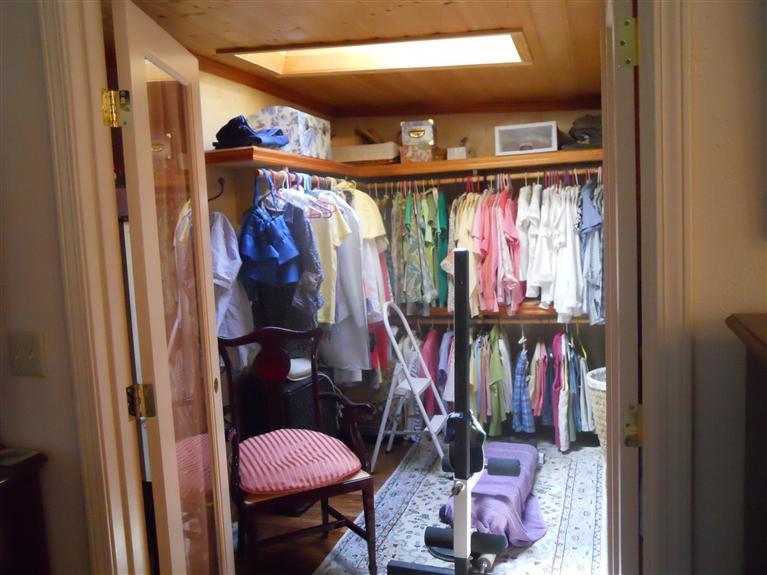 19472 Farallon Road Madera, CA 93638 - Photo 14 of 37 Oversized Master Closet with sky light. Plenty of shoe shelves behind door.