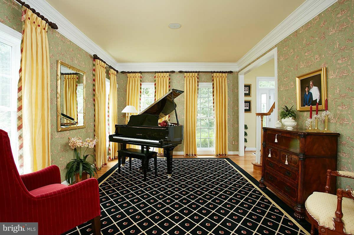 12524 Chronical Drive Fairfax, VA 22030 - Photo 4 of 30 Living Room