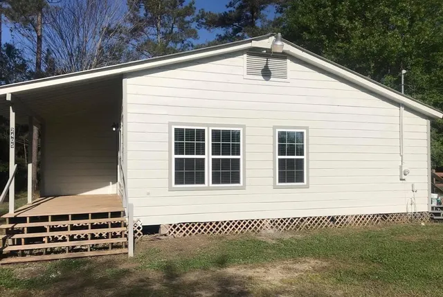 a view of a house with a yard