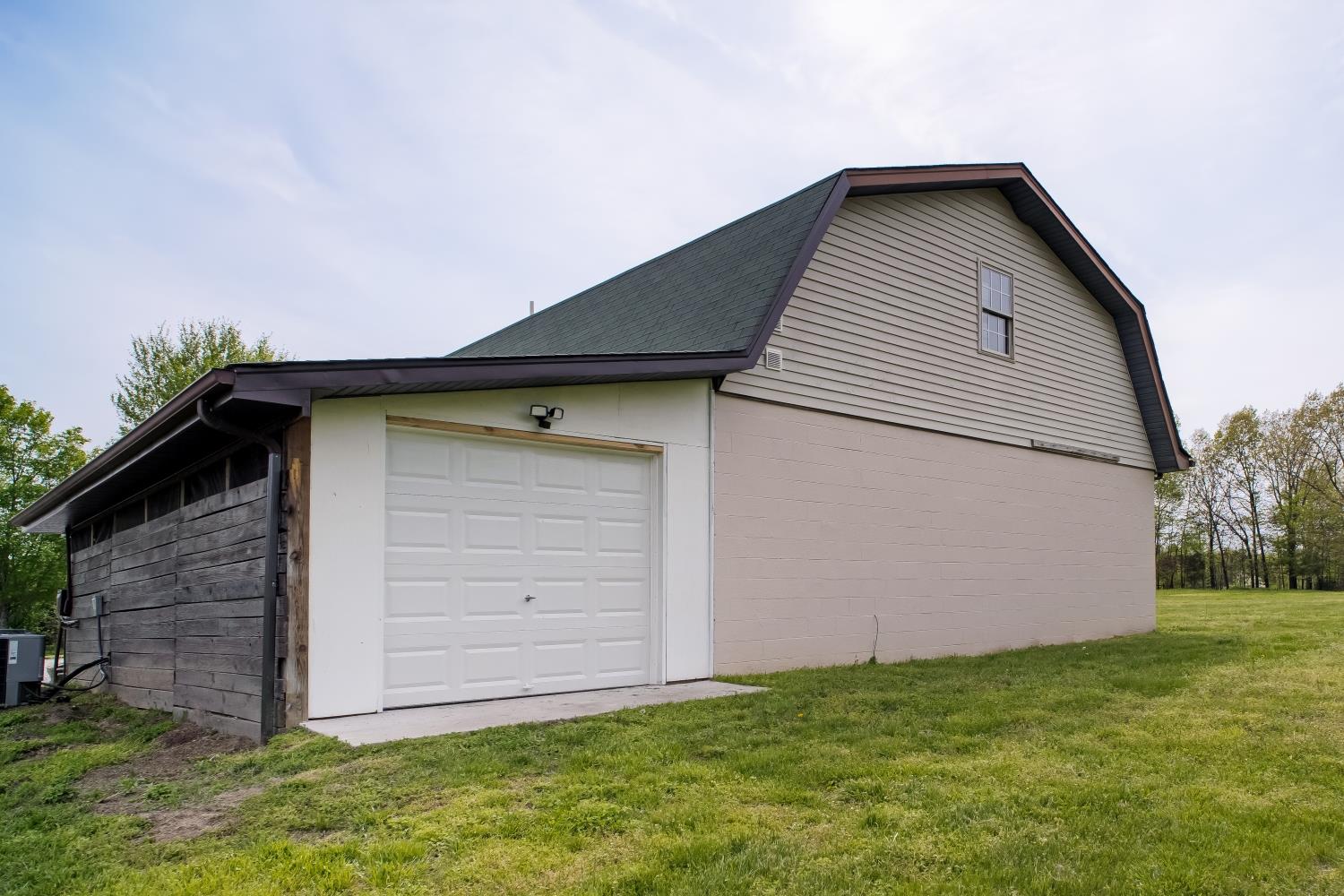 7229 Bidwell Road Joelton, TN 37080 - Photo 28 of 30 1-car rear facing garage attached to the studio.