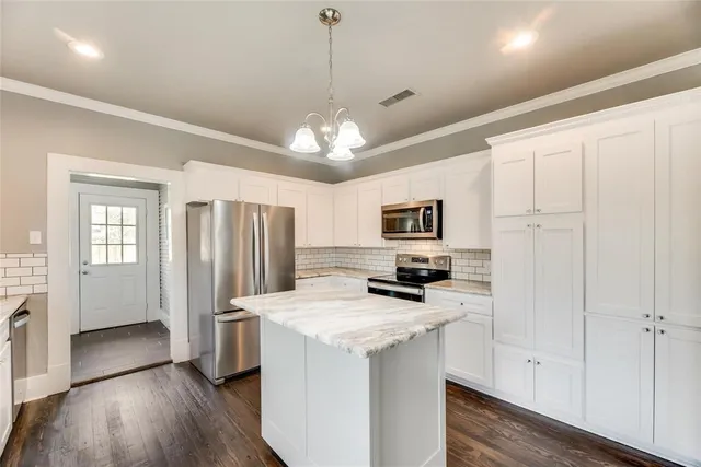 $270,000 | 203 Bellevue Drive, Cleburne, TX 76033